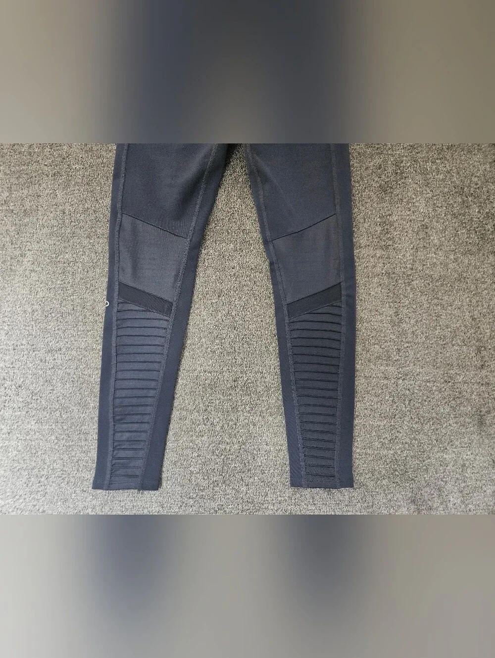 Alo Yoga High-Waist Moto Legging in the anthracite gray Color Size S